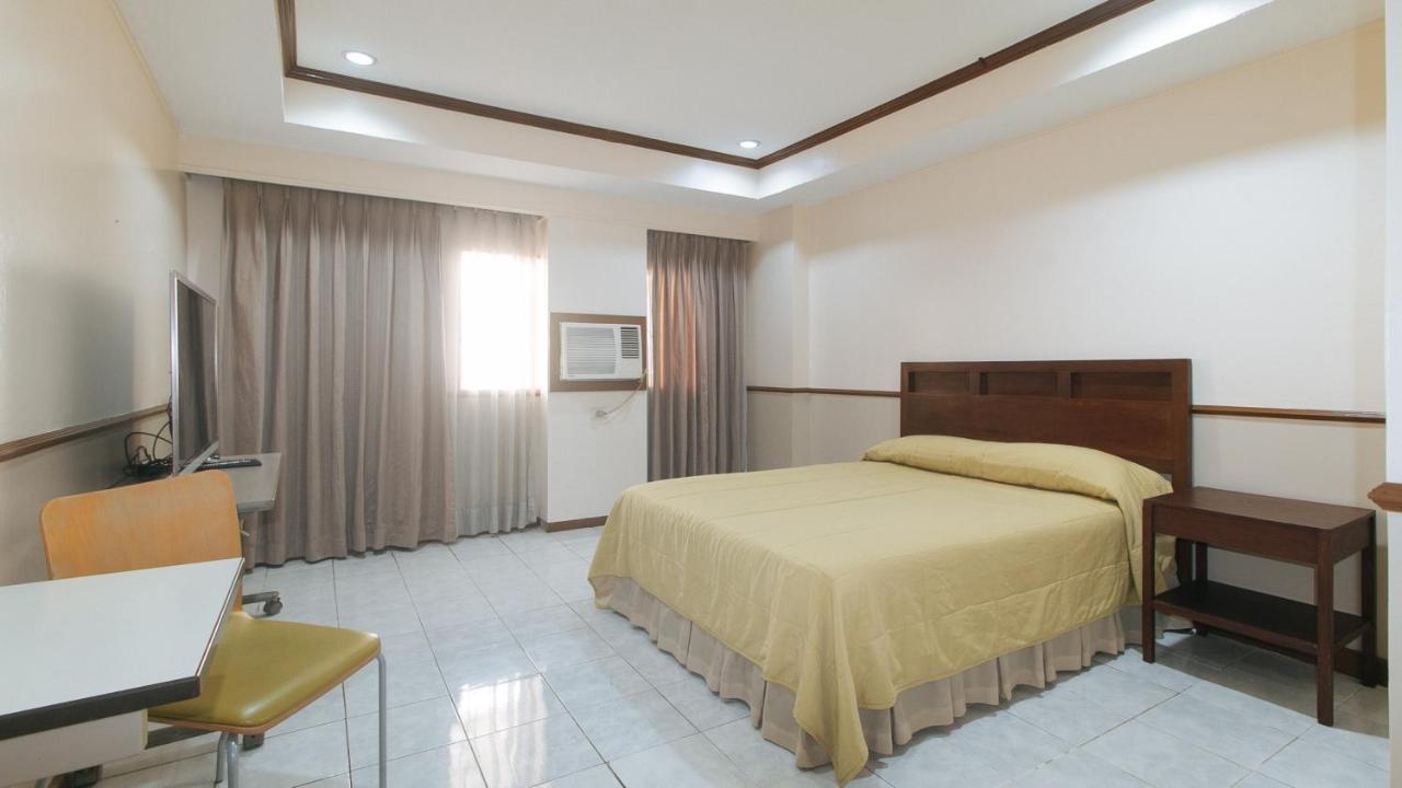 Garden Plaza Hotel Манила Екстериор снимка