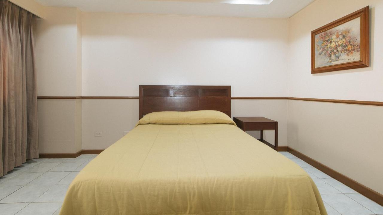 Garden Plaza Hotel Манила Екстериор снимка