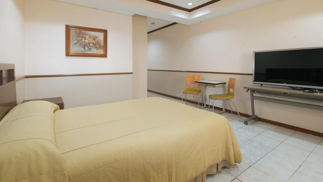 Garden Plaza Hotel Манила Екстериор снимка