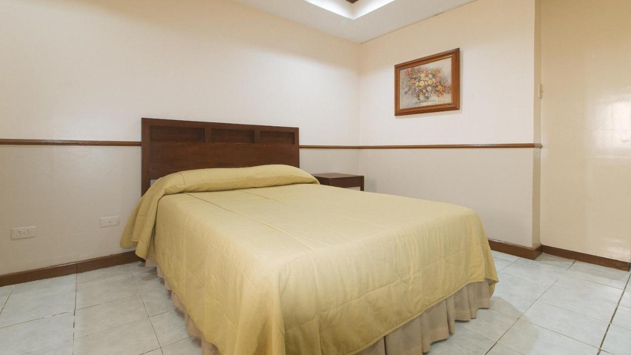 Garden Plaza Hotel Манила Екстериор снимка